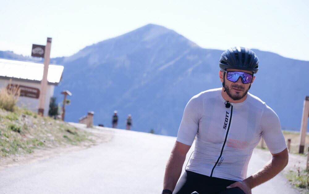 ����� ����