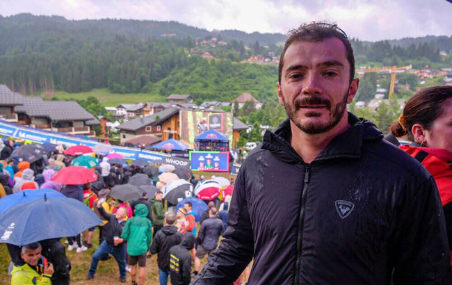 ����� ����