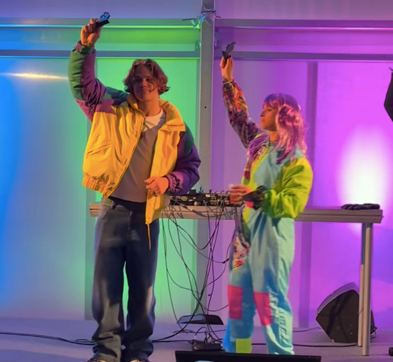 ����� ����