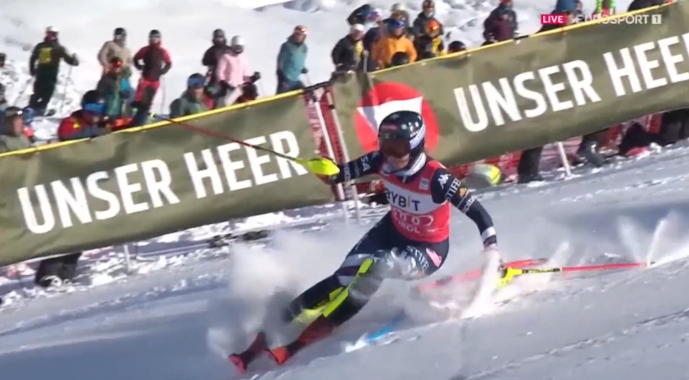 ����� ����