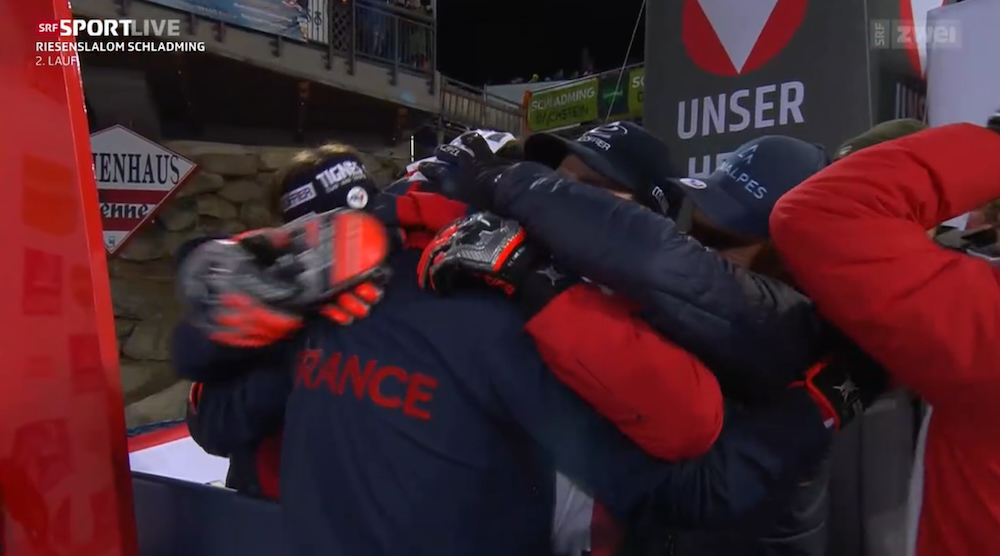 ����� ����