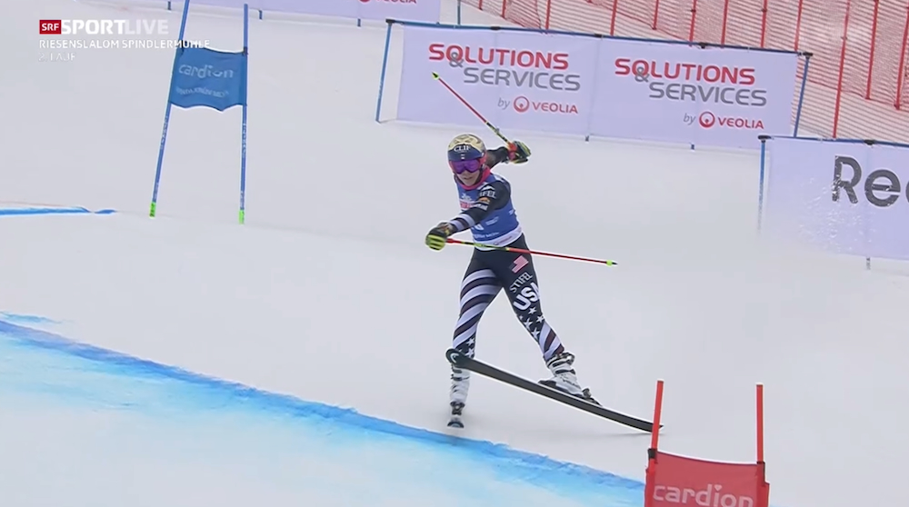 ����� ����