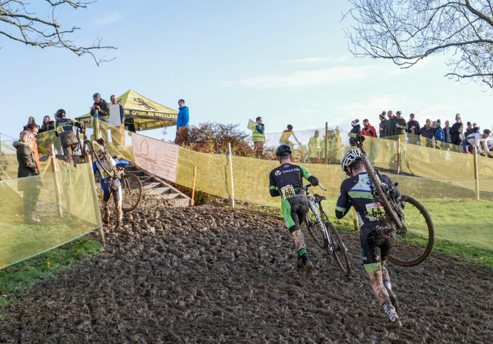 ����� ����