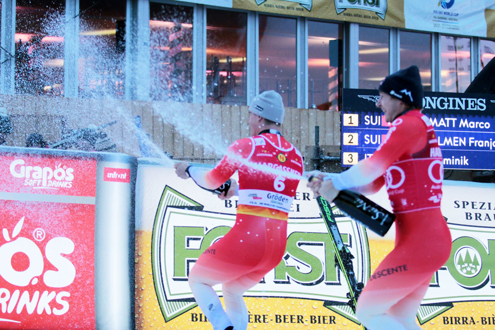 ����� ����