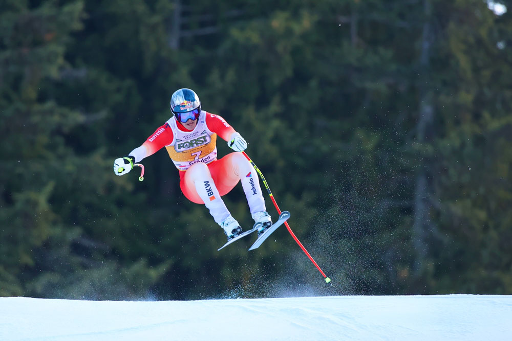 ����� ����