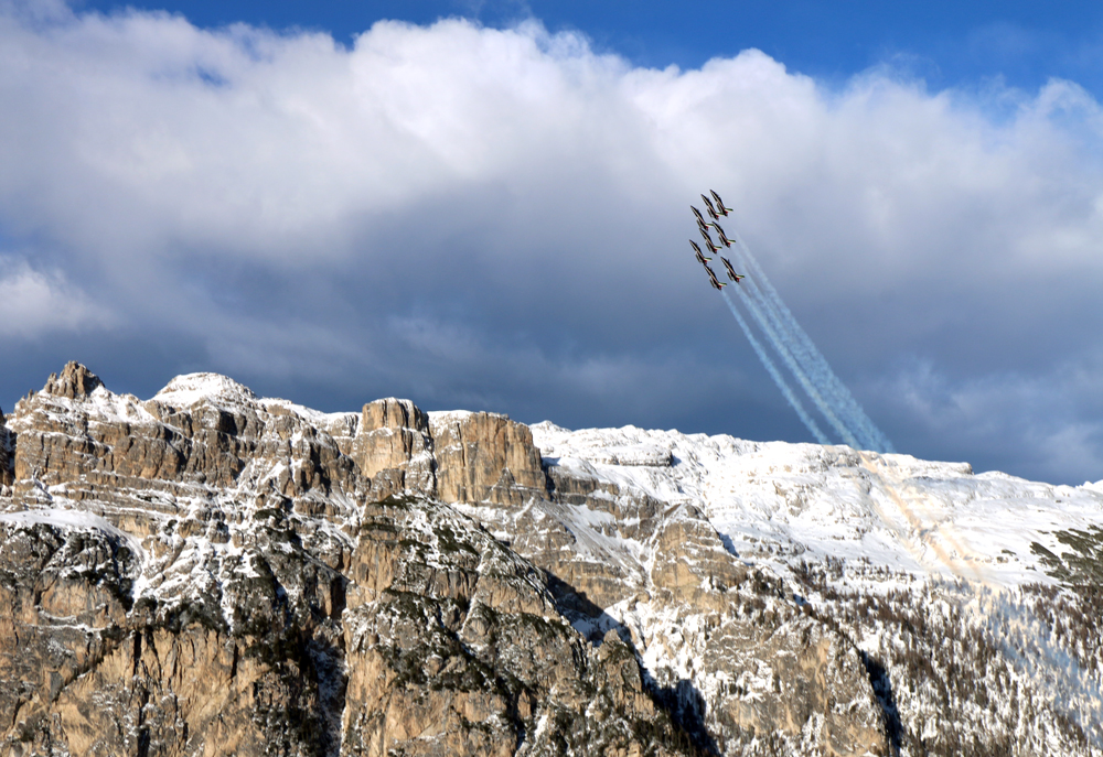 ����� ����