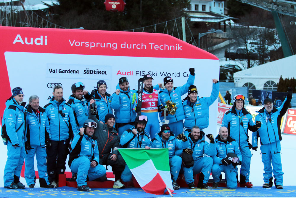 ����� ����