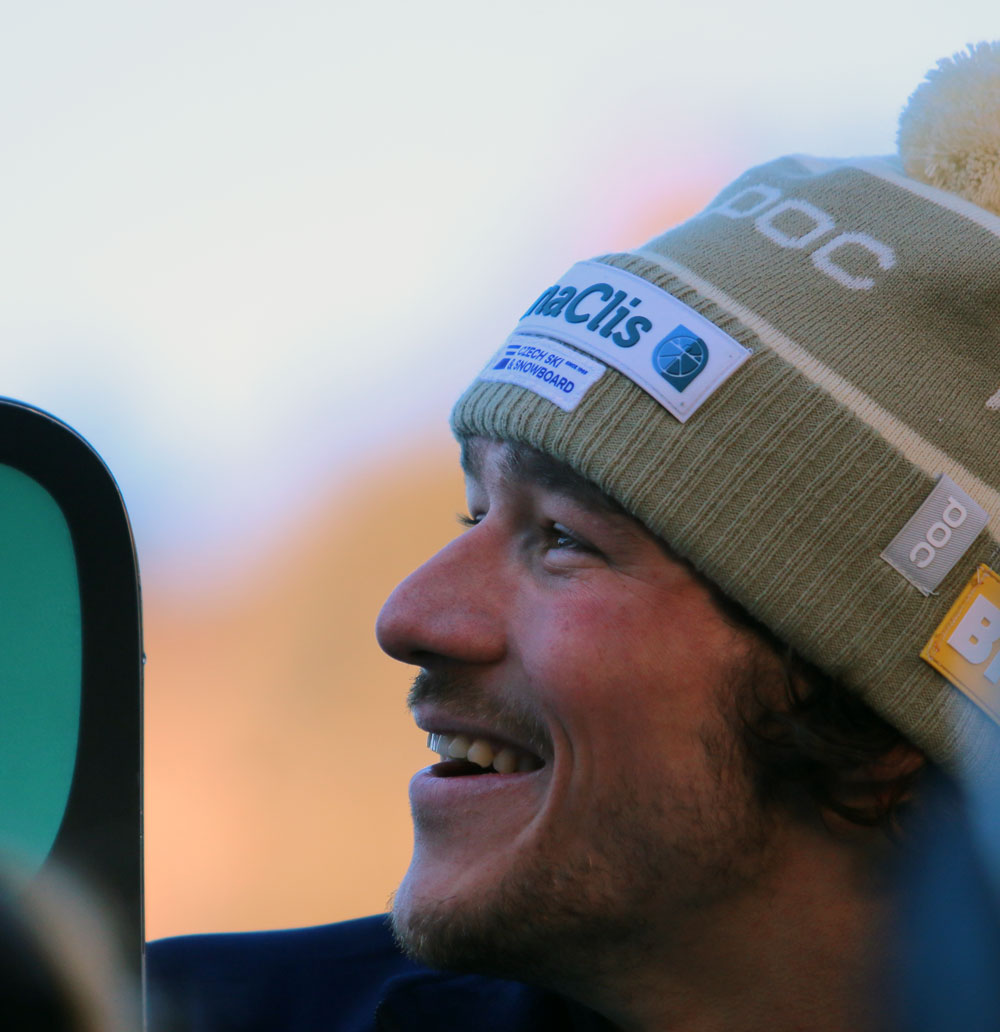 ����� ����