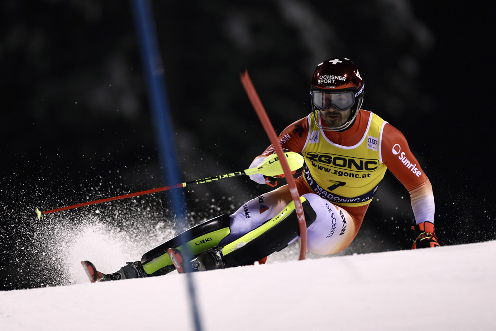 ����� ����