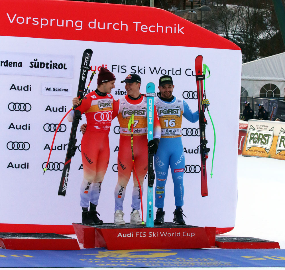 ����� ����