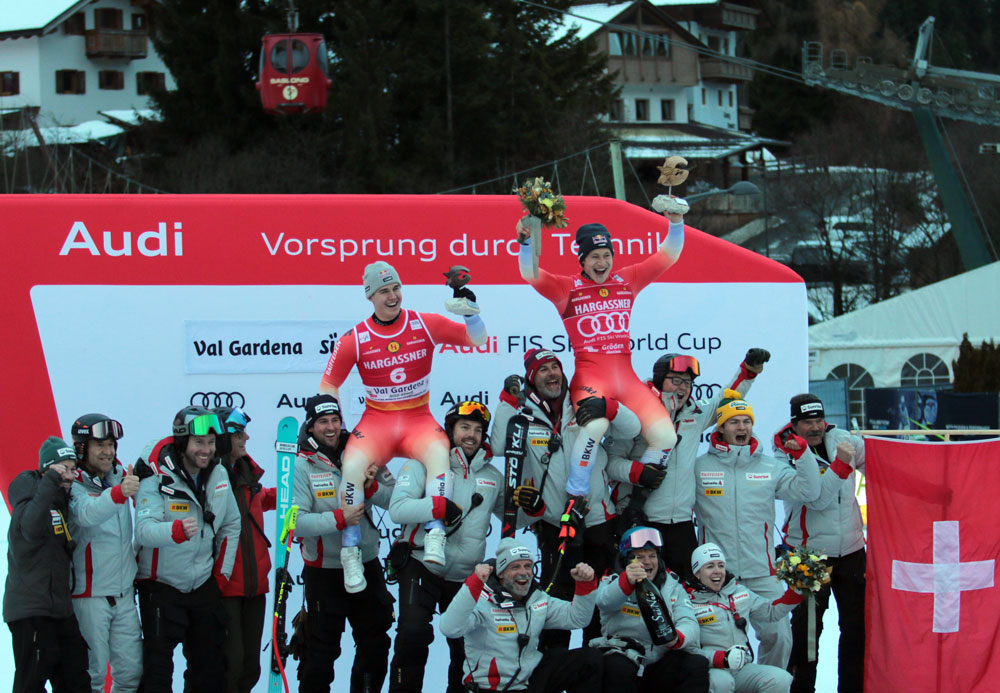 ����� ����