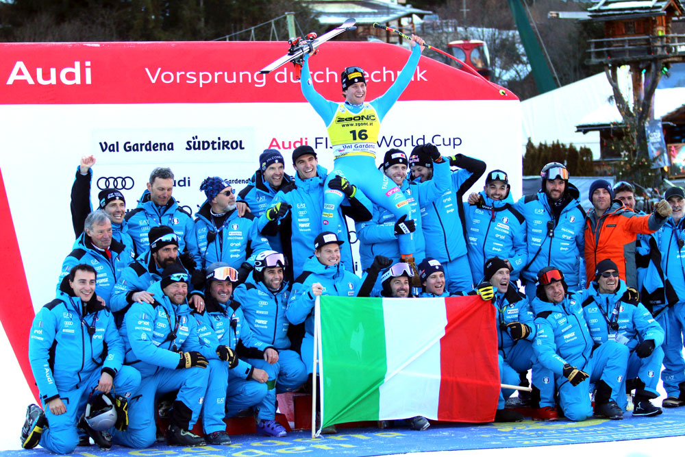 ����� ����