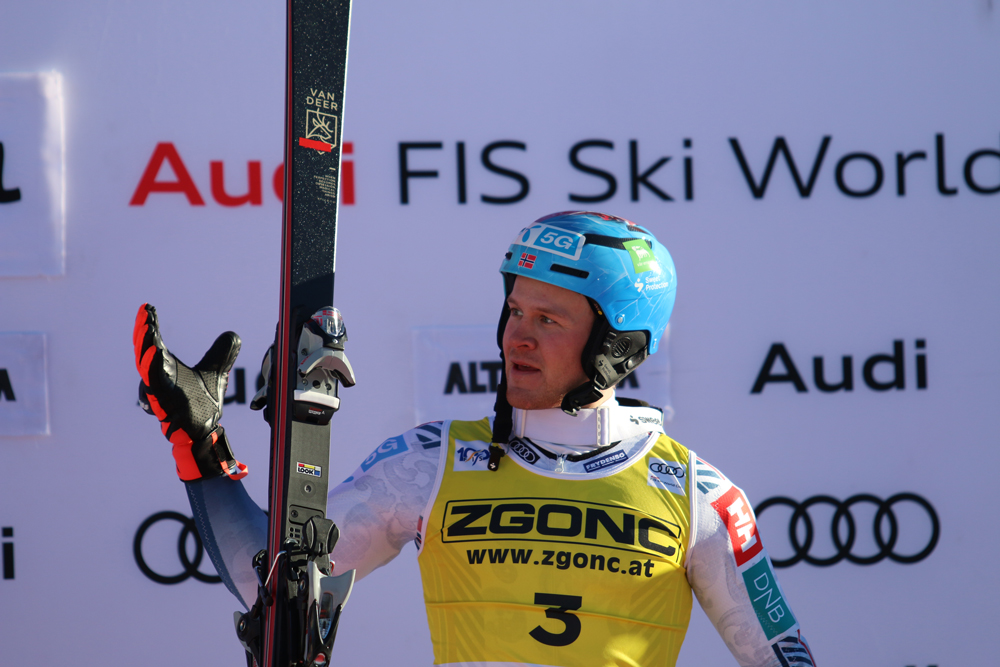 ����� ����