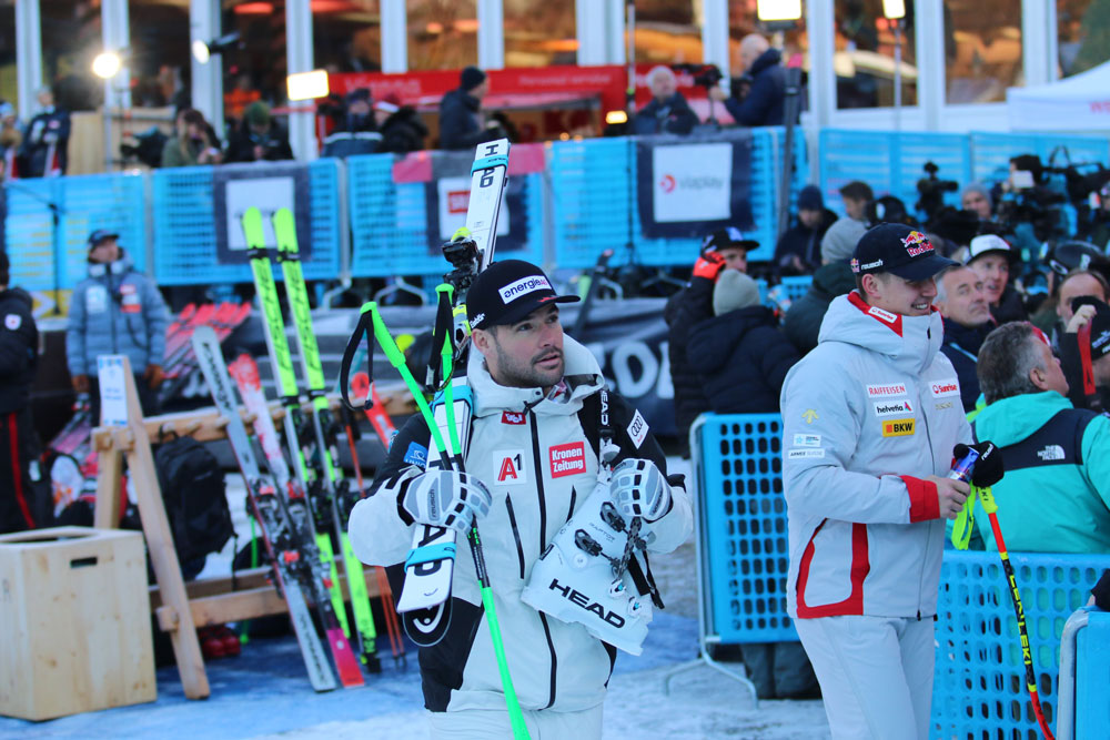 ����� ����