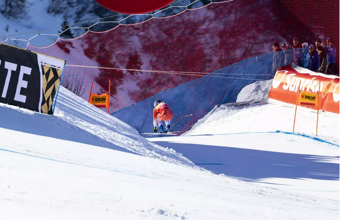 ����� ����