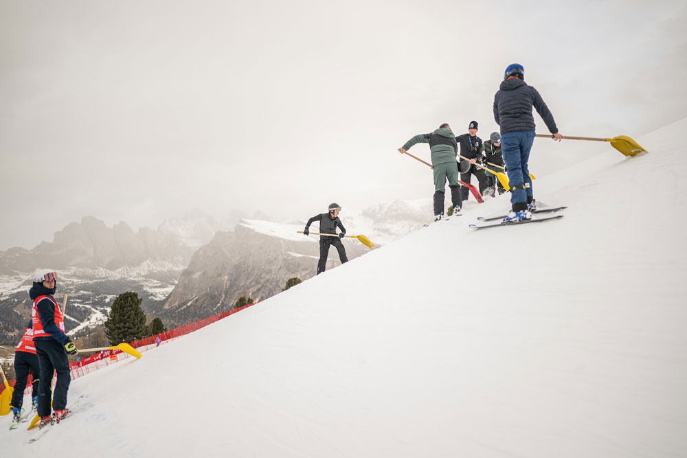 ����� ����