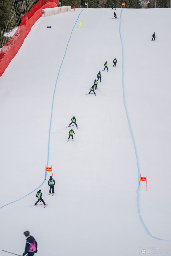 ����� ����